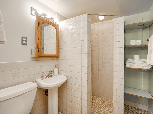 8801 Lakeview Road, Bloomington, MN 55438