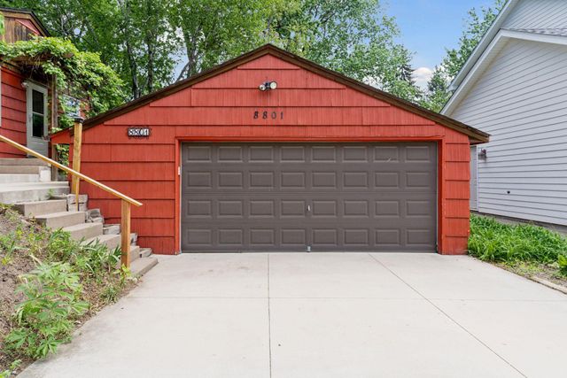 8801 Lakeview Road, Bloomington, MN 55438