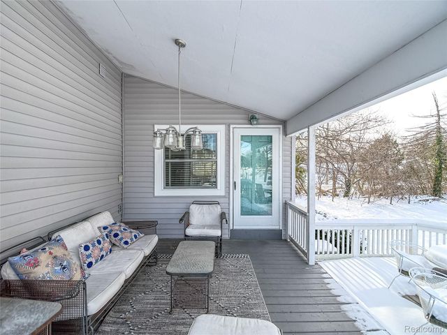 2052 S Dye Road, Flint, MI 48532