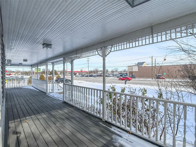 2052 S Dye Road, Flint, MI 48532