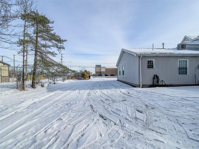 2052 S Dye Road, Flint, MI 48532