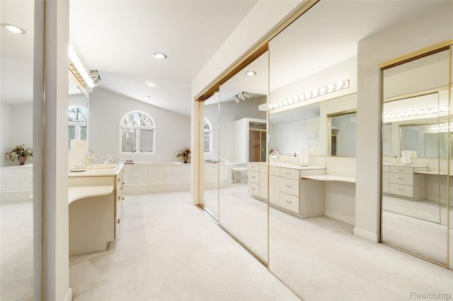 2052 S Dye Road, Flint, MI 48532