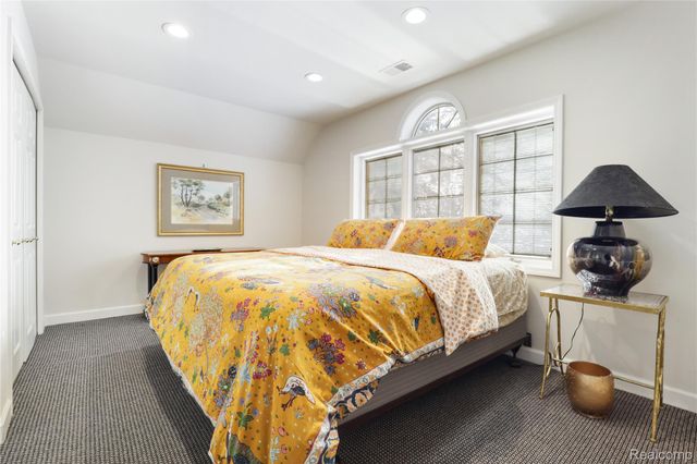 2052 S Dye Road, Flint, MI 48532