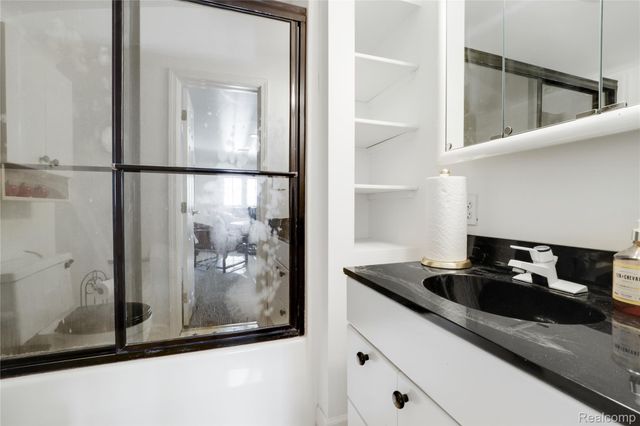 2052 S Dye Road, Flint, MI 48532