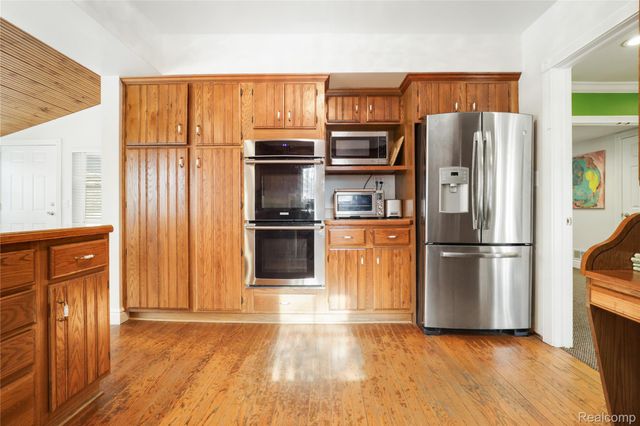 2052 S Dye Road, Flint, MI 48532