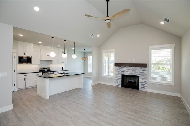 304 White Oak Street, Gentry, AR 72734