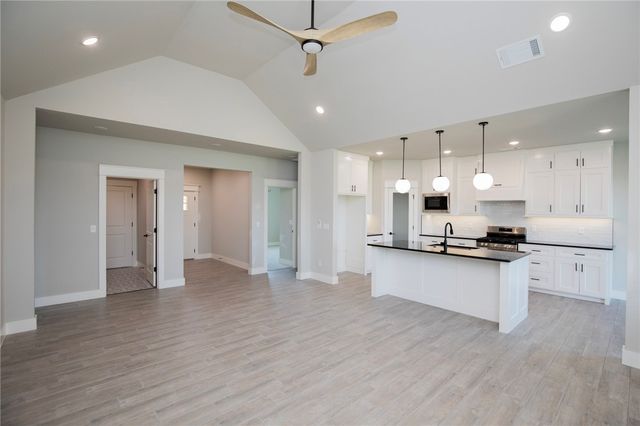 304 White Oak Street, Gentry, AR 72734