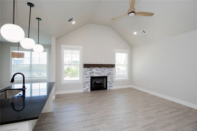 304 White Oak Street, Gentry, AR 72734