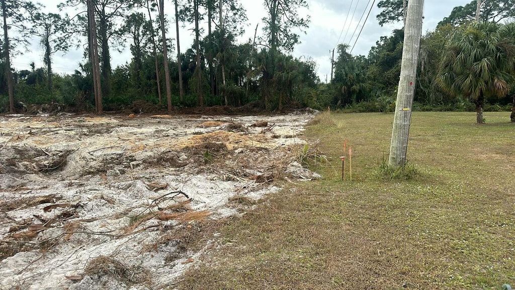 21 Mcarthur Avenue, Lehigh Acres, FL 33936