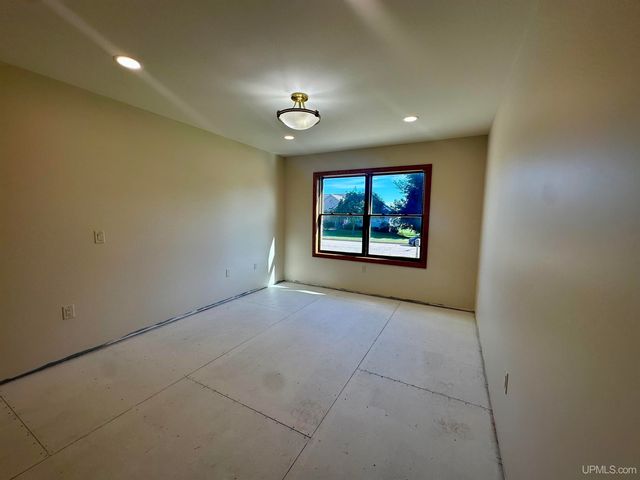 2016 S 13th Avenue, Escanaba, MI 49829