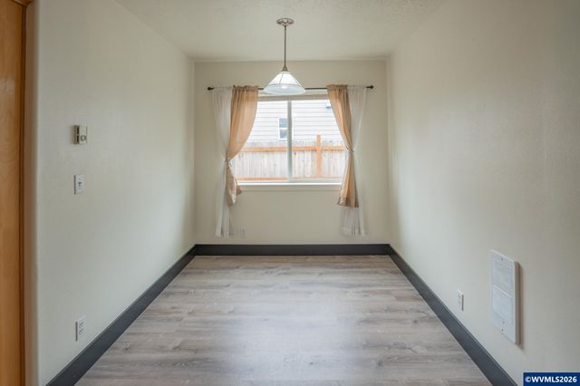 960 7th Av, Sweet Home, OR 97386