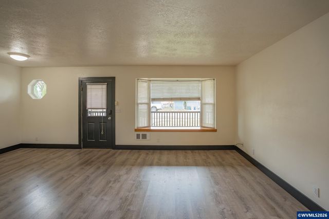 960 7th Av, Sweet Home, OR 97386