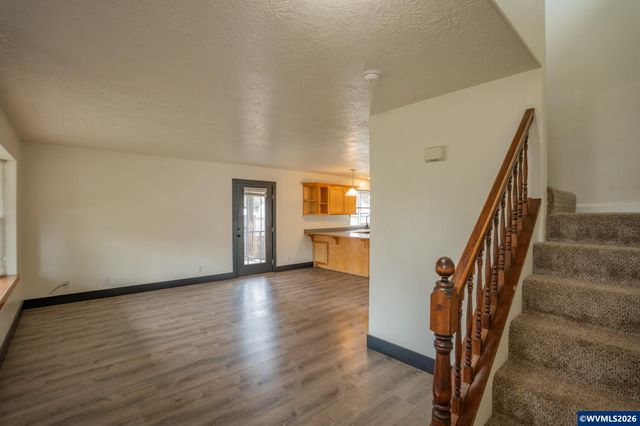 960 7th Av, Sweet Home, OR 97386