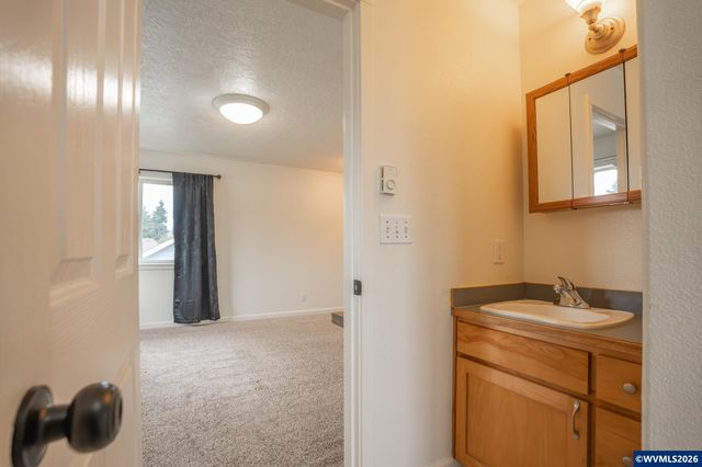 960 7th Av, Sweet Home, OR 97386