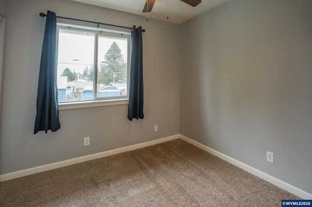 960 7th Av, Sweet Home, OR 97386