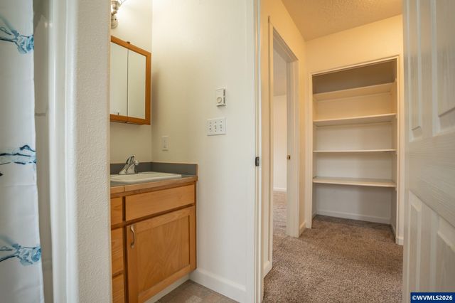 960 7th Av, Sweet Home, OR 97386