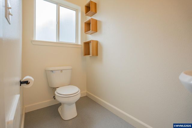 960 7th Av, Sweet Home, OR 97386