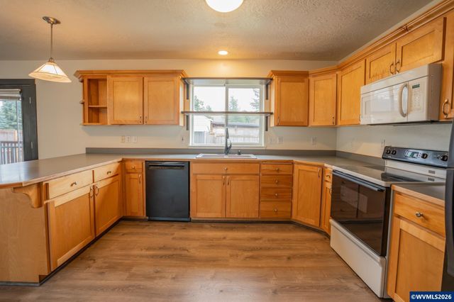 960 7th Av, Sweet Home, OR 97386