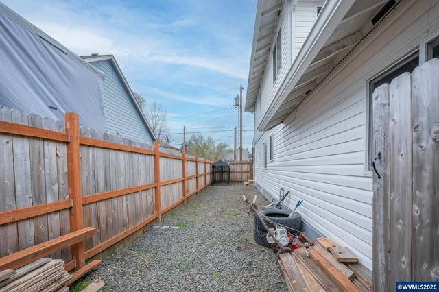 960 7th Av, Sweet Home, OR 97386