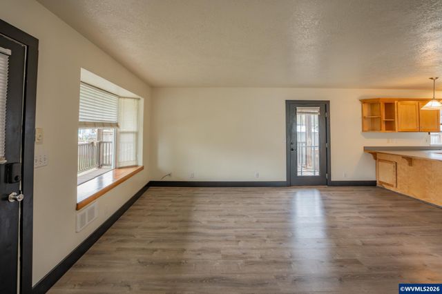 960 7th Av, Sweet Home, OR 97386