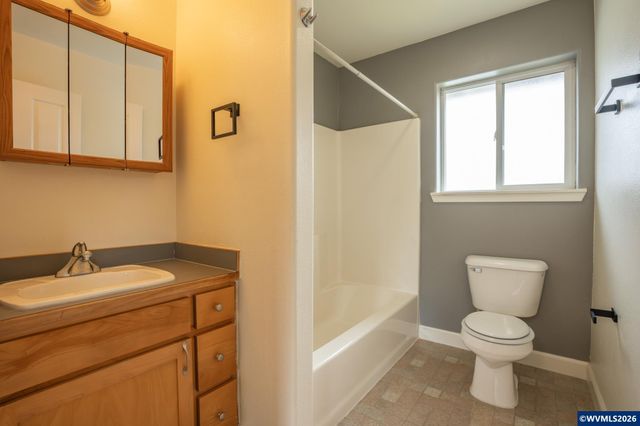 960 7th Av, Sweet Home, OR 97386