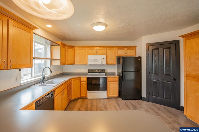 960 7th Av, Sweet Home, OR 97386