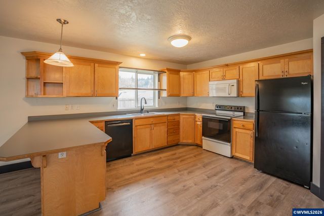 960 7th Av, Sweet Home, OR 97386