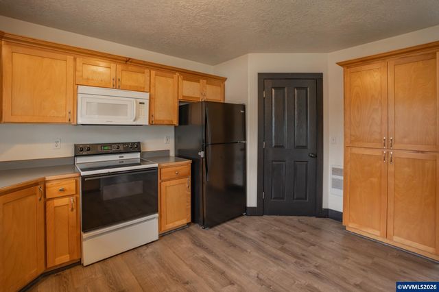 960 7th Av, Sweet Home, OR 97386