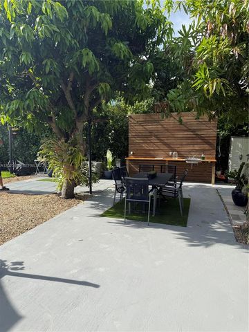 3280 SW 16th Ter, Miami, FL 33145
