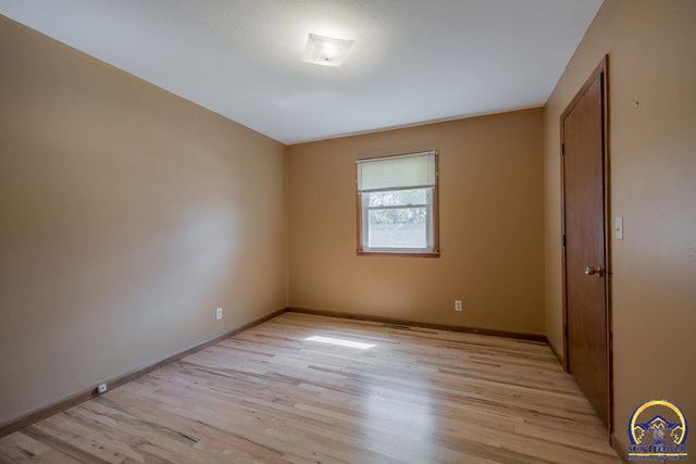 1512 SW 29th TER, Topeka, KS 66611