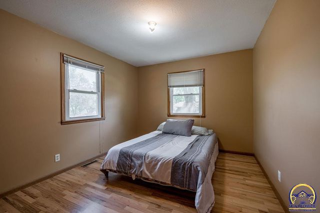 1512 SW 29th TER, Topeka, KS 66611