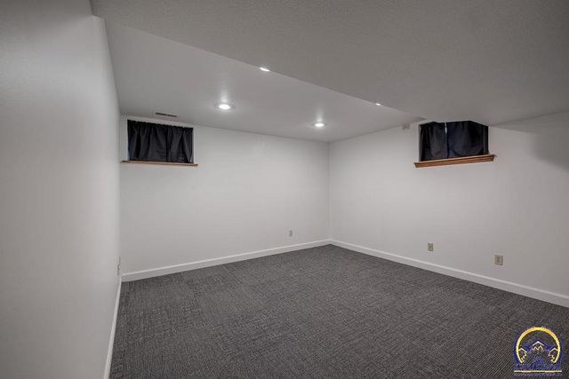 1512 SW 29th TER, Topeka, KS 66611