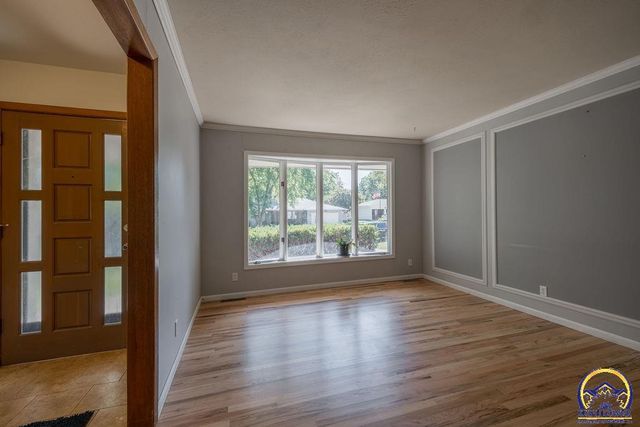 1512 SW 29th TER, Topeka, KS 66611