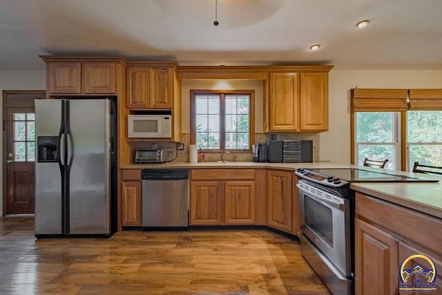 1512 SW 29th TER, Topeka, KS 66611