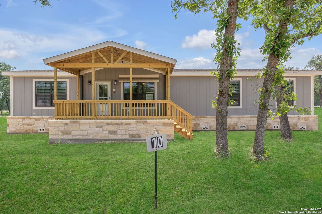 136 Syrah St, La Vernia, TX 78121