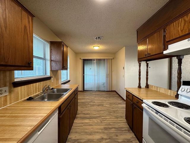 517 Peppertree Lane, Midwest City, OK 73110