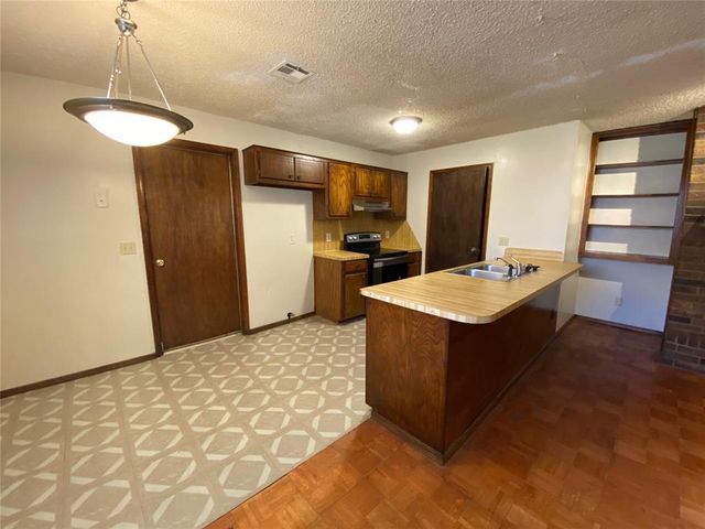 517 Peppertree Lane, Midwest City, OK 73110