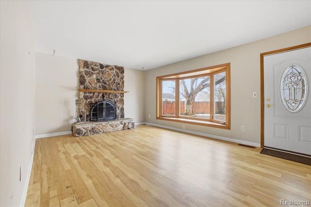 6360 Manson Drive, Waterford, MI 48329