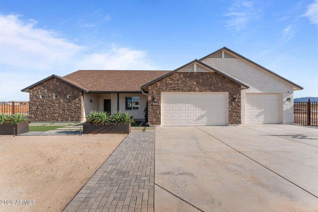 21015 W White Feather Lane, Wittmann, AZ 85361 — exterior