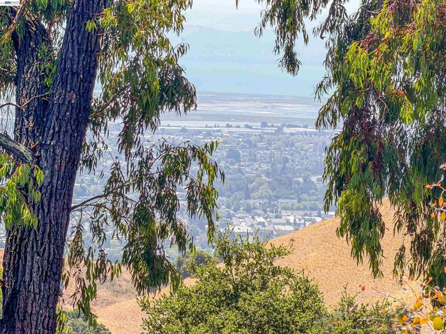 28016 Whitestone Ct, Hayward, CA 94542