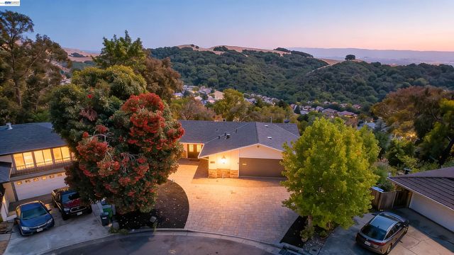 28016 Whitestone Ct, Hayward, CA 94542