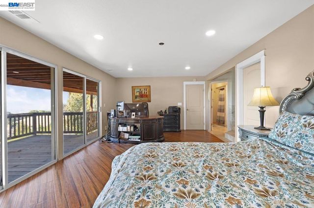 28016 Whitestone Ct, Hayward, CA 94542