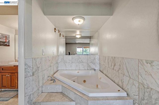 28016 Whitestone Ct, Hayward, CA 94542