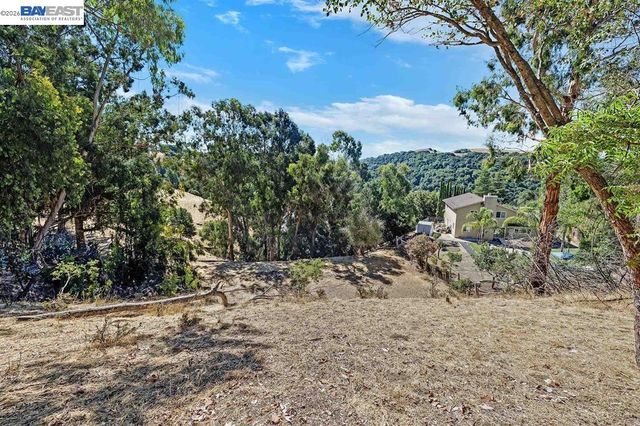 28016 Whitestone Ct, Hayward, CA 94542