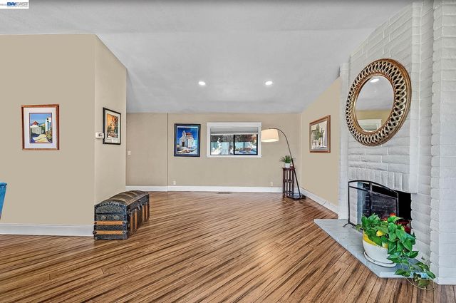 28016 Whitestone Ct, Hayward, CA 94542