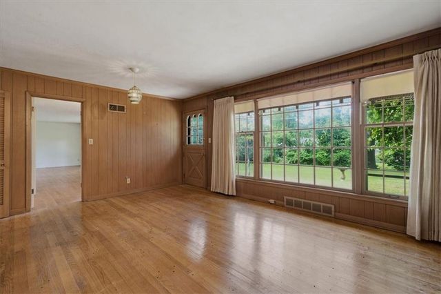 8128 Juniper Drive, Prairie Village, KS 66208
