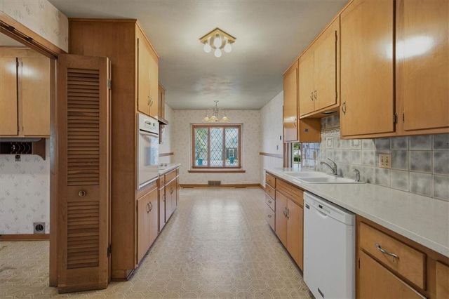 8128 Juniper Drive, Prairie Village, KS 66208