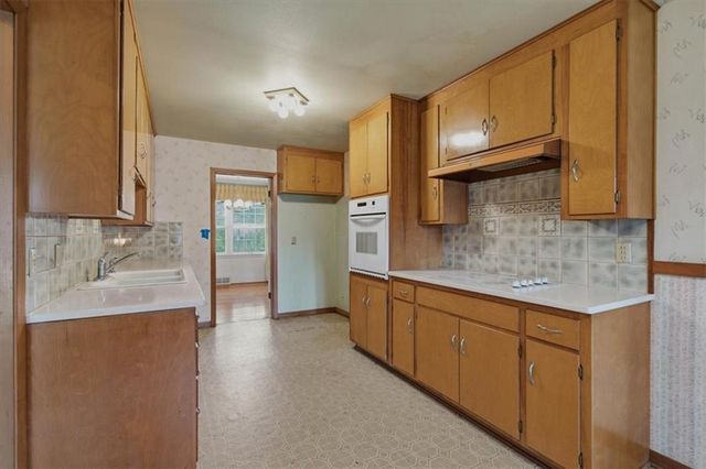 8128 Juniper Drive, Prairie Village, KS 66208