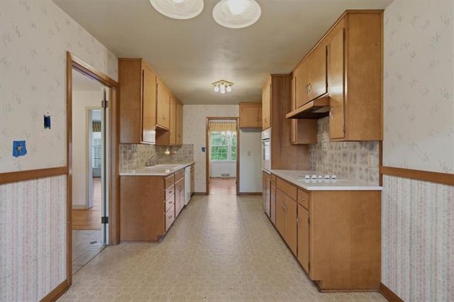 8128 Juniper Drive, Prairie Village, KS 66208