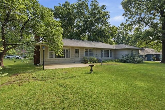 8128 Juniper Drive, Prairie Village, KS 66208